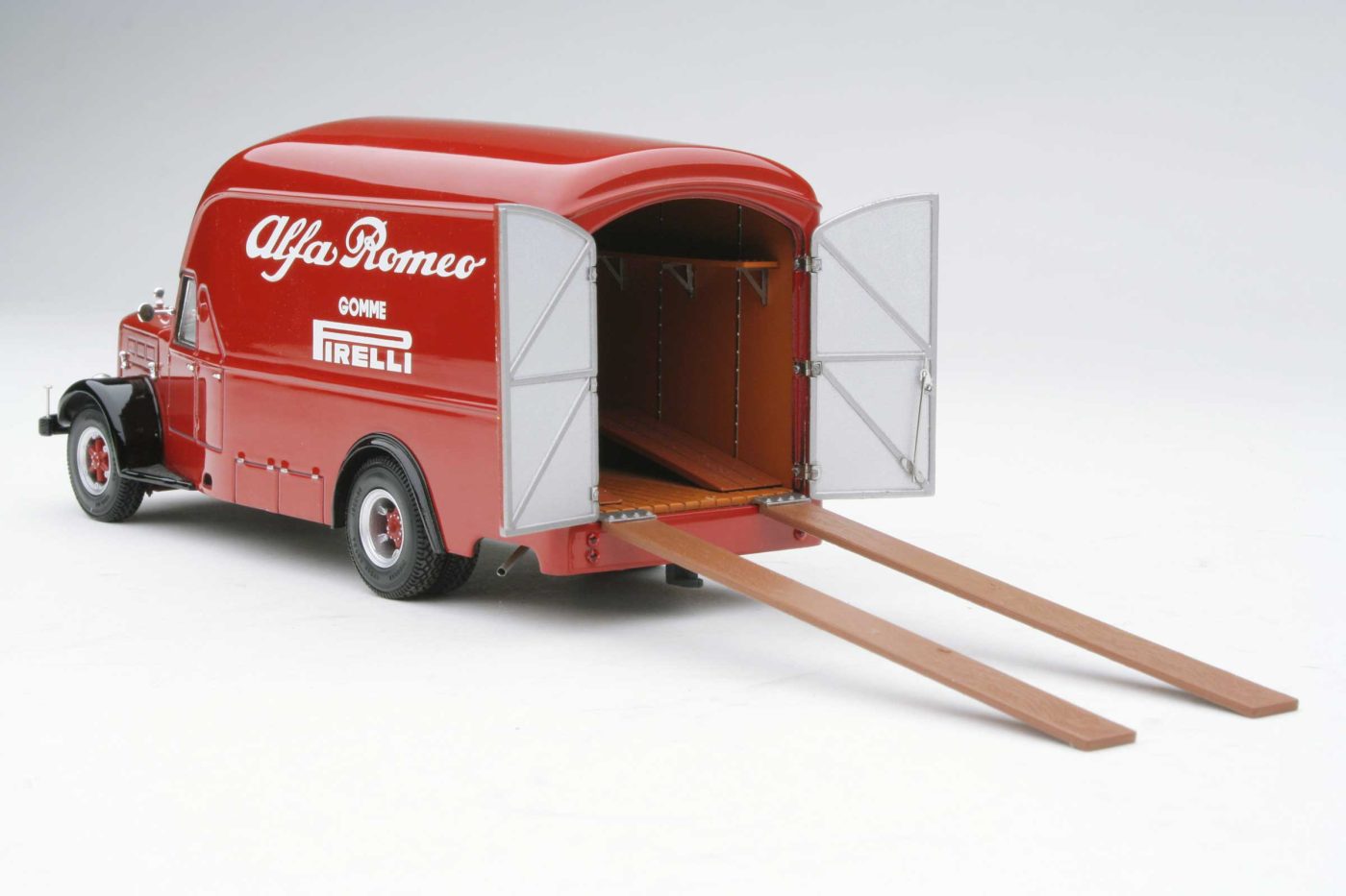 1950 Scuderia Alfa Romeo Formula 1 Team Transporter - Image 2