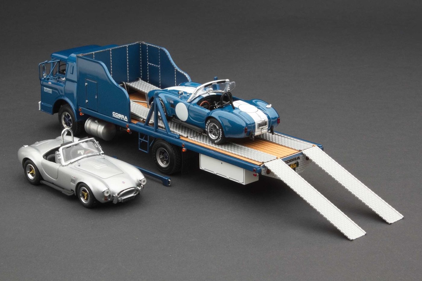 Shelby Transporter with Shelby Cobra 427 | Guardsman Blue - Image 2